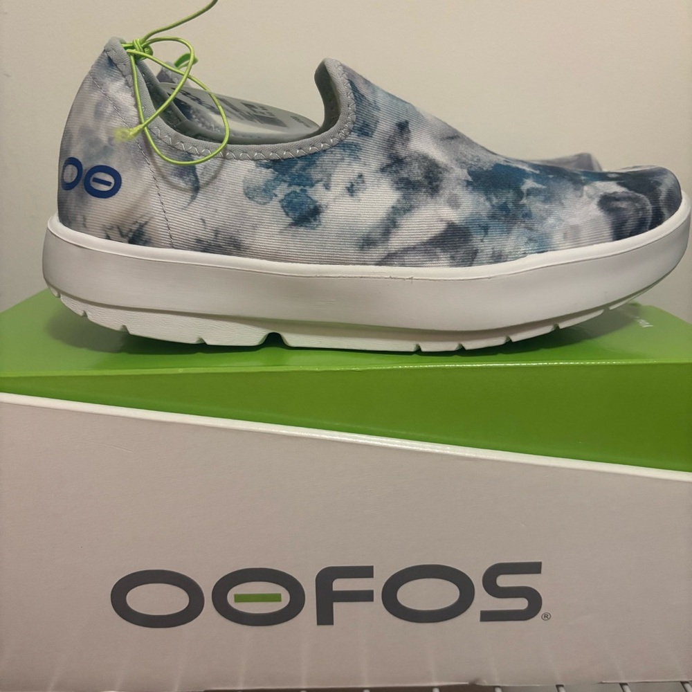 NWB Oofos Oomg Eezee Low Tie Dye Women’s Size 8